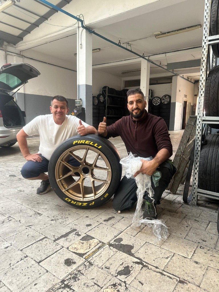 Amin con cliente e pneumatico Pirelli F1 a Monza